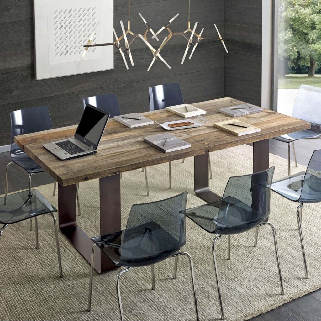 Tavolo da pranzo in legno massello di ontano con gambe dritte in ferro