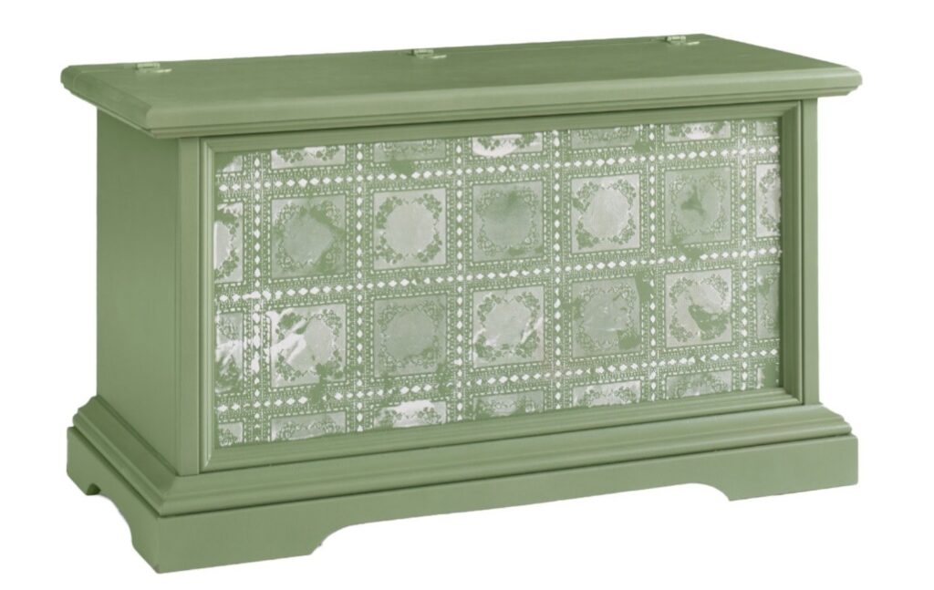 Cassapanca contenitore in legno verde con decoro a rilievo