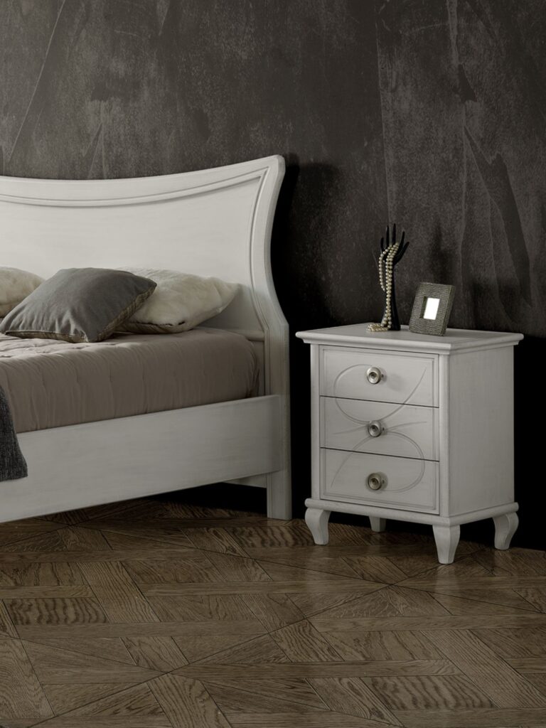 Comodino 3 cassetti in legno massello bianco invecchiato