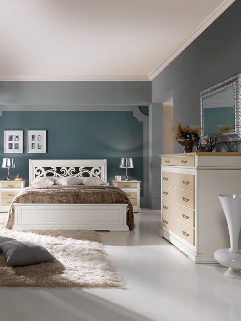 Letto matrimoniale con testata traforata in legno